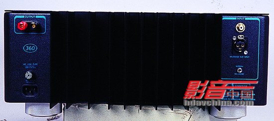 文/赖英智 Spectral DMC-30SS与DMC-30SL二部前级外观一模一样,价格只相差一万多元,多年来唯一的小改款可见得这家公司的自信与谨慎。 2001年我曾评写过Spectral DMC-30SL/DMA-360前后级功放,世事如过眼云烟,中国的载人航天飞船上天了、伊拉克旧政府倒台了、世界经济从繁荣又走向衰退,许多音响品牌浮浮沉沉或者转手让人,或者烟消云散,Hi-End音响世界中唯独这套外观不甚起眼的功放仍然存在,继续销售,而且卖得还不错。最新的DMC-30SS前级外观与DMC-30SL完