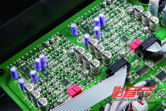 前级放大部分:与densen_电路图分享 文-展超 Krell的放大器一向以来都是以功率强大、控制力出色而闻名。关于这一点,我相信用过Krell功放的人都应该很清楚。而为求得到大功率,早年的Krell功放的体积都很大,而且很贵。不过,近年来Krell功放的体积相对有所缩小,而且不断往中低端市场发展,而S-300i就是其中之一。在机身的背板上,S-300i清楚地说明它的产地是中国,而设计和最后的质检则由原厂负责。这种方式的好处是能保证质量的前提条件下降低生产成本,这样一来器材的售价就会大大地降低,让更多的人消费得起。而目前这种方式也逐渐成为一种趋