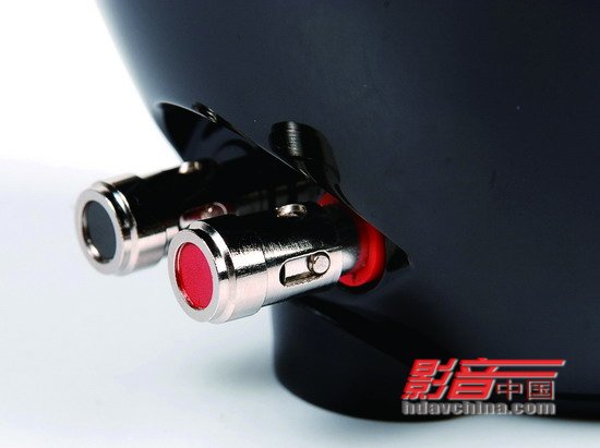 文-杨声 对于优质声音品质的追求,一直都是所有家庭影院玩家们讨论和研究的热点,而对于刚入门的年轻玩家来说,声音质量固然重要,但对于视听室的整体美感和颜色协调性,他们也会投入不少的时间去作考量和设计。因此,对于外形略显老气、声音难以调校的器材往往得不到这类消费者的欢心。他们需要的是一种充满艺术气息、外形前卫且声音质量优秀的产品,这类产品虽然在市场上不多见,不过本文介绍KEF KHT1005.