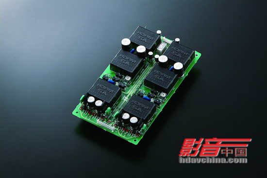 文/关培青 由于一套7+9的经典前后级作品,Marantz这个历经半个世纪的品牌,在资深音响爱好者的心中,其地位是难以磨灭的。在1980年Marantz转成日本品牌,由于背后有Philips的关系,在CD唱盘的发展上又留下了一页历史,在当时一片CD音质不如LP的声浪中,被赞誉为「最有音乐性的CD唱盘」,不少玩家至今还津津乐道。时至今日,Marantrz还有什么新作得以「传世」呢? 笔者这几年去日本采访CEATEC顺道参观日本音响展时,都会看见Marantz推动B&W的组合搭配,这样的组合方式在本