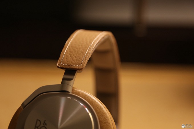 头戴式电灯怎么接线_接线图分享 想必有些人听到Bang&Olufsen(B&O)一般都会联想到A8上面的一整套B&O为其定制的音响,B&O作为一个丹麦老牌多媒体厂商以出众的质量和非常文艺的设计而得名,B&O的产品甚至可以以丹麦质量的标志来冠名,足以看出B&O在他们国家的代表性了。 H6是目前B&O Play产品里面最高端的头戴式耳机(跟B&O不一样Play是专攻移动音频产品,不包含家庭影院系统),虽然428美元这个售价揭露了这个耳机的音质可能不会太牛逼,但是介于B&a