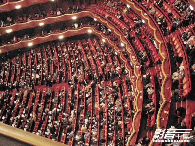 Metropolitan_Opera_auditorium_from_Familiy_Circle.jpg