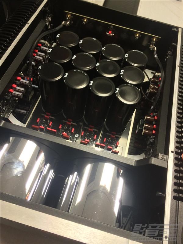 它的功率放大线路上面,每声道采用了16只功率晶体管做放大,滤波电容