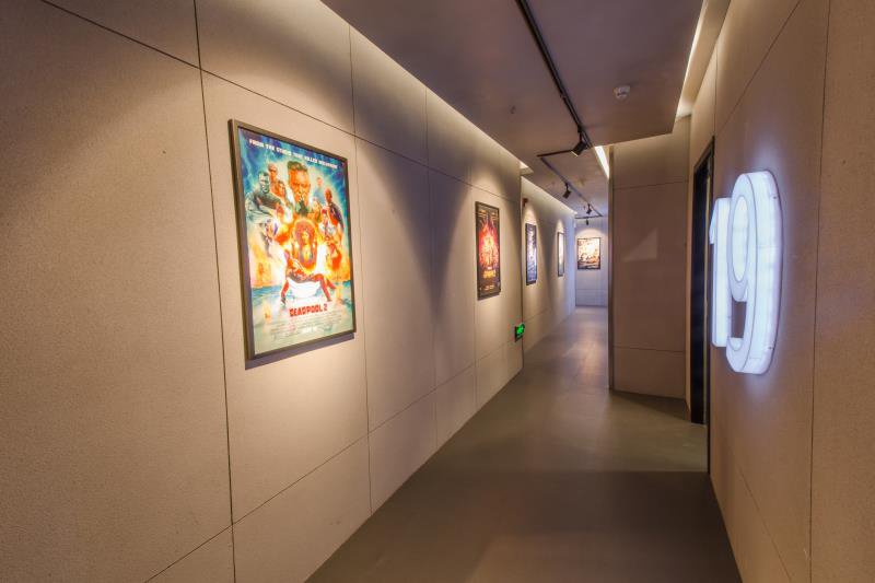 影厅走廊设计有海报墙，墙上以数字显示的影厅，也在充分营造电影院的视觉观感