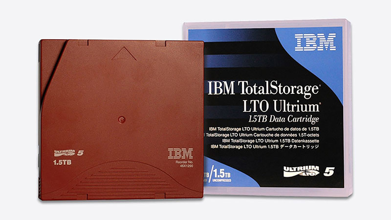 现代LTO（线性磁带开放试技术）磁带。LTO技术于1997年由HP、IBM、Quantum三家厂商联合指定。图上高速放磁带格式Ultrium为LTO技术的其中一种储存格式（另一个是快速开放磁带格式Accelis），目前由IBM开发和主导