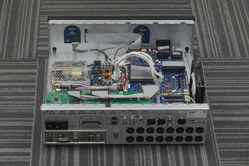 Altitude 16以PC架构的基础上加上多路D/A转换器构成，旁边还有一把风扇对电路进行辅助散热。由于采用电脑架构，Altitude 16可以支持连接鼠标、键盘和 显示器进行操作