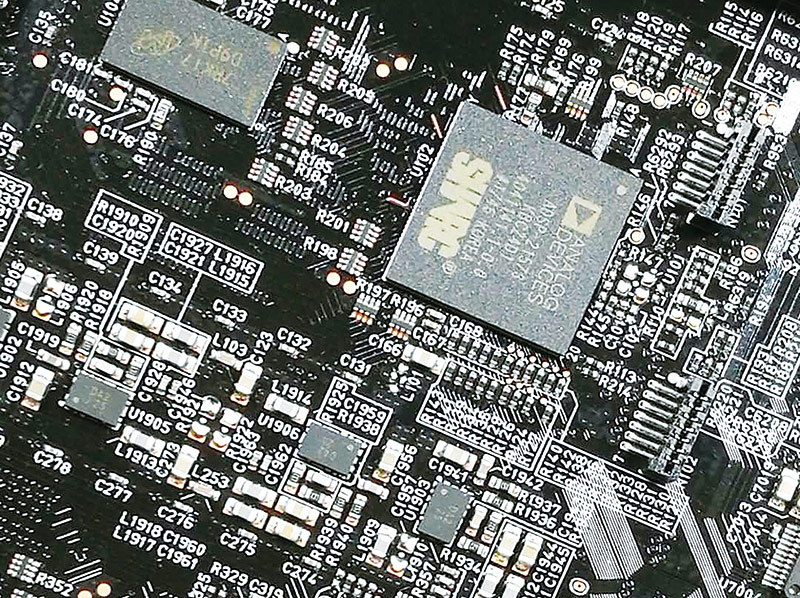 AV8805的环绕声处理部分采用两只Analog Devices ADSP-21573双核DSP芯片，运算能力比上一代机型更强劲