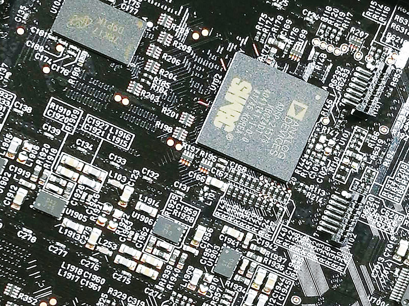 AV8805的環繞聲處理部分采用兩只Analog Devices ADSP-21573雙核DSP芯片，運算能力比上一代機型更強勁