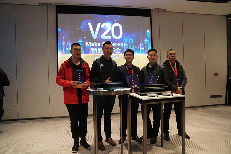 基于V20播放机的强大功能，虽然其价格不菲，但是现场经销商也纷纷签约，可见大家对V20播放机的信赖与支持。
