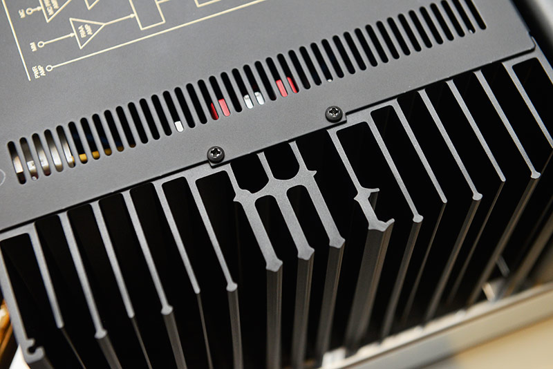 MA9000的散热器上面隐藏了一个“M”字，为McIntosh的 第一个字母