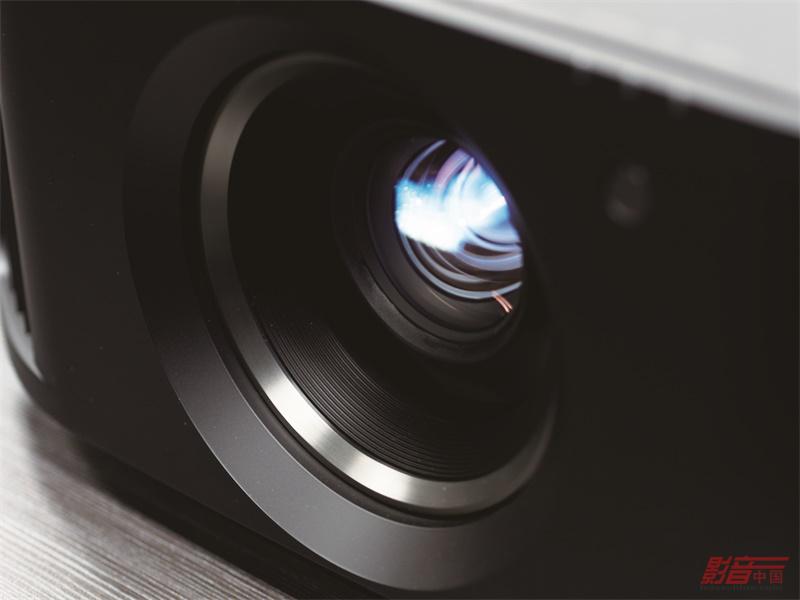 作為全新一代的原生4K系列，JVC DLA-N5外形上和DLA-X518BC基本上大小接近，但機身更厚實，主要原因在于機身前方那顆碩大的65mm直徑17片15組全玻璃鏡片組的高精度鏡頭