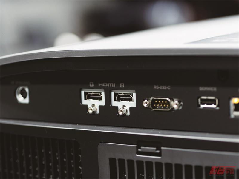 机身后方拥有两个HDMI接口，特别之处在于每个HDMI接口的下方都带有一个螺丝固定，即使在连接一些接头较大较重的HDMI光纤线也不会因为长期使用而造成接口松动而影响信号的稳定传输