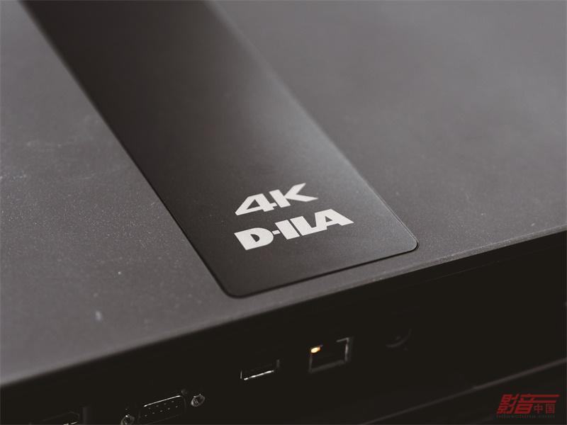 在機身上方，十分低調地加上了4K D-ILA的標識，其實我建議可以適當放大或放在更顯眼的位置，滿足一下用戶的虛榮心