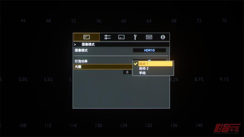 對于自動光圈功能，JVC這次給了DLA-N5兩檔的自動調校功能，其實本身DLA-N5就有著不錯的黑位，即使不開啟自動光源也相當不錯
