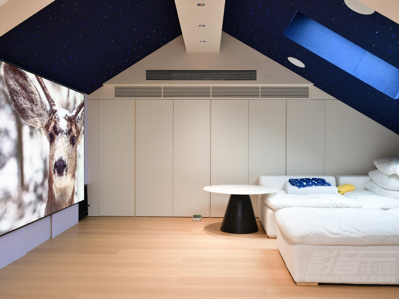 �Ϻ�EPSON 4K����ͶӰ��CH-LS9000B������������¥����ǿ�ӰԺ������һ��С��ص�120Ӣ���Ӱ�ռ�